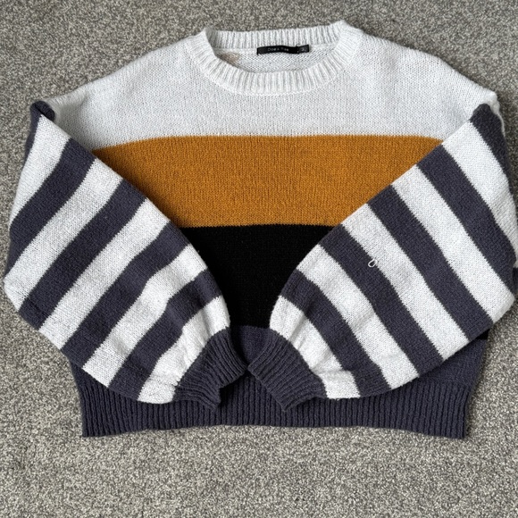 Doe and Rae 100% Polyester Puffy Long Sleeves Crop Sweater Size Medium - Picture 3 of 12